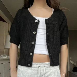 stickad kofta - säljer denna stickade kofta i stl m men passar mig som är s/m❤️ lånad bild från förra ägaren!