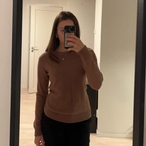 Tunn stickad tröja - Stickad tröja i väldigt mjukt och skönt material. Använd max 3 gånger, nyskick!! Storlek S från Vila men köpte den på Nelly