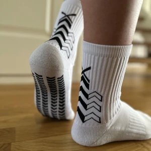 Greppstrumpor  - Säljer Greppstrumpor via mitt UF-företag! Strumporna är stilrena och har ett snyggt greppmönster på undersidan av strumpan. Följ oss gärna på Instagram @avsparken.uf 🌟 Hör görna av dig om du vill köpa fler än 1 par. 