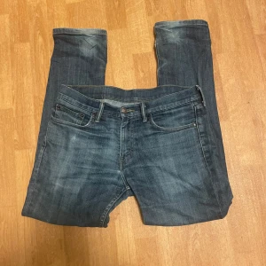 Levis 511 - Levis jeans i helt okej skick  De är använda men inget hål  De är W 32 L 32  Jag är 175 och jag tycker de är lite för långa 