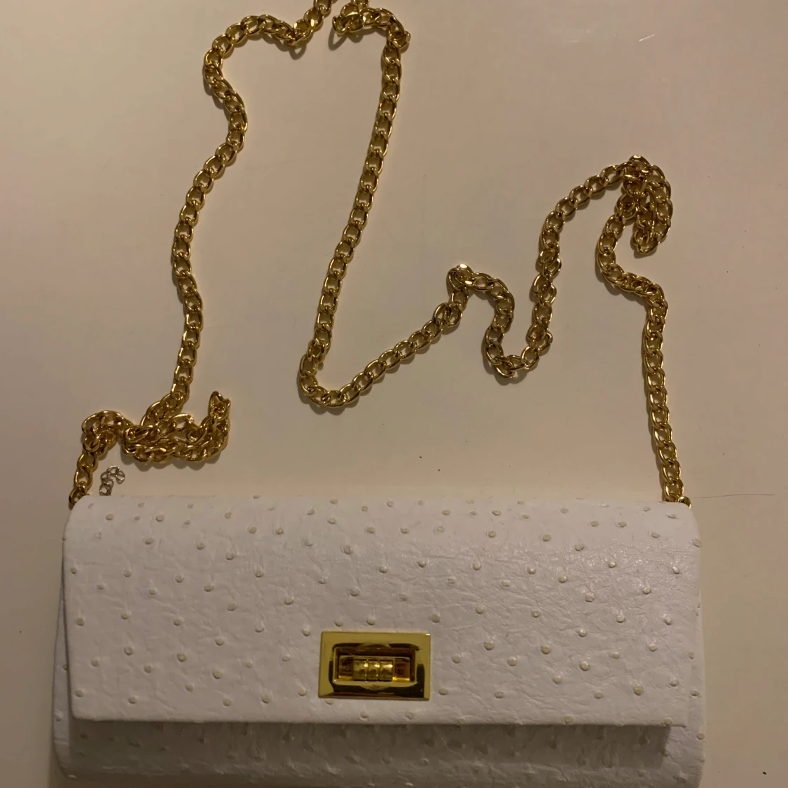 Vit väska med prickar