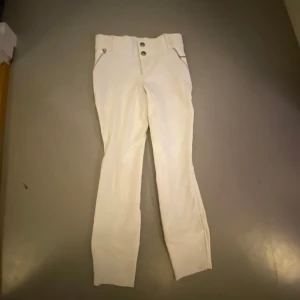 CRW ridbyxor stl. 150 - Vita ridbyxor från CRW. Helt nya och oanvända. Dom har stretchigt tyg nere vid smalbenet. De blev försmå innan jag började andvända dom tyvärr. Skriv om det är nått ni vill diskutera!!