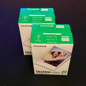 Två nya oöppnade förpackningar med Fujifilm Instax Mini film, perfekt för att fånga ögonblick med din Instax-kamera. Varje förpackning innehåller 20 bilder. Utgångsdatum är maj 2026. 