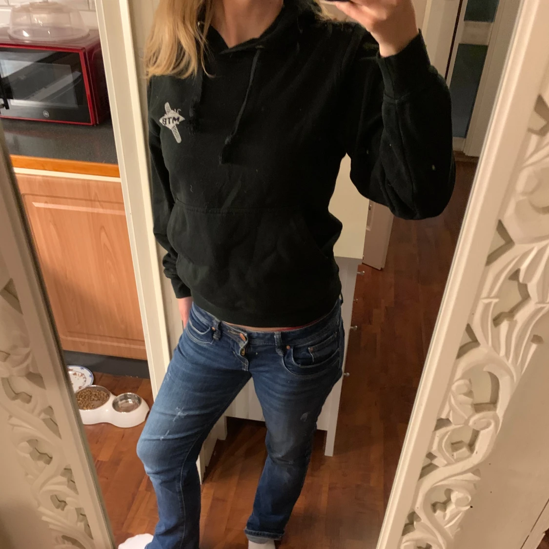 Svart hoodie med tryck