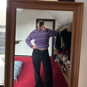 ZARA stickad tröja - Stickad tröja i lila nyanser. Aldrig använd av mig. Den är lite smått norprig men annars väldigt fin :)