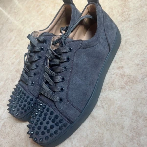 Christian Louboutins Mörkgråa - Använda ett fåtal gånger, används inte längre, box tillkommer ej. Priset kan diskuteras.