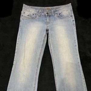 jättesnygga jeans - Säljer några jättesnygga jeans. Skriv för fler bilder. De är utsvängda och lågmidjade❤️❤️ Midjemått 41 och innerben 76