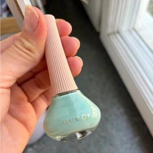 Gucci nagellack i färgen Dorothy Turquoise (713) - Gucci nagellack i färgen Dorothy Turquoise (713), väldigt fin färg till sommaren, aldrig använd endast öppnad. Aldrig använd då jag inte brukar ha vanligt nagellack. Perfekt till att använda själv eller present till någon annan