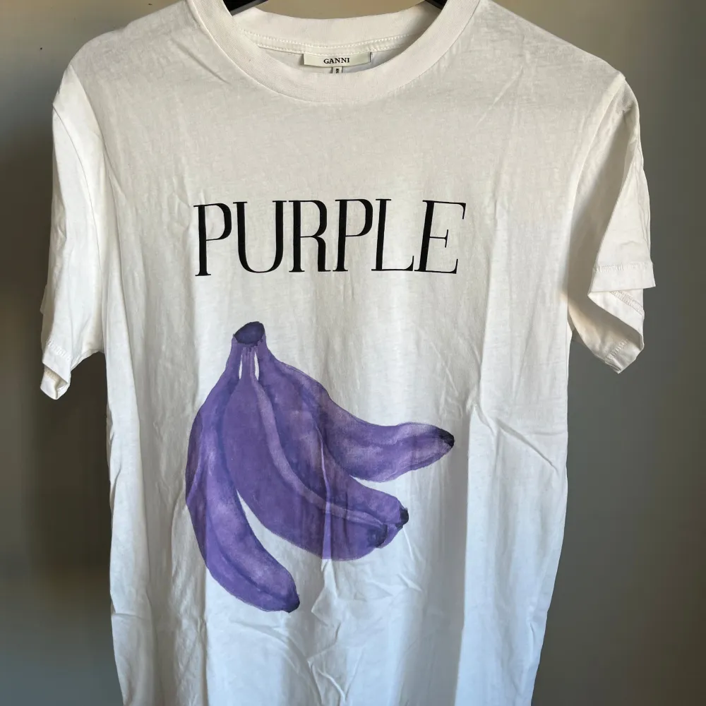 T-shirt, GANNI. Purple. Stlk M men upplever den lite liten så passar en S. Ingenting att anmärka på. . T-shirts.