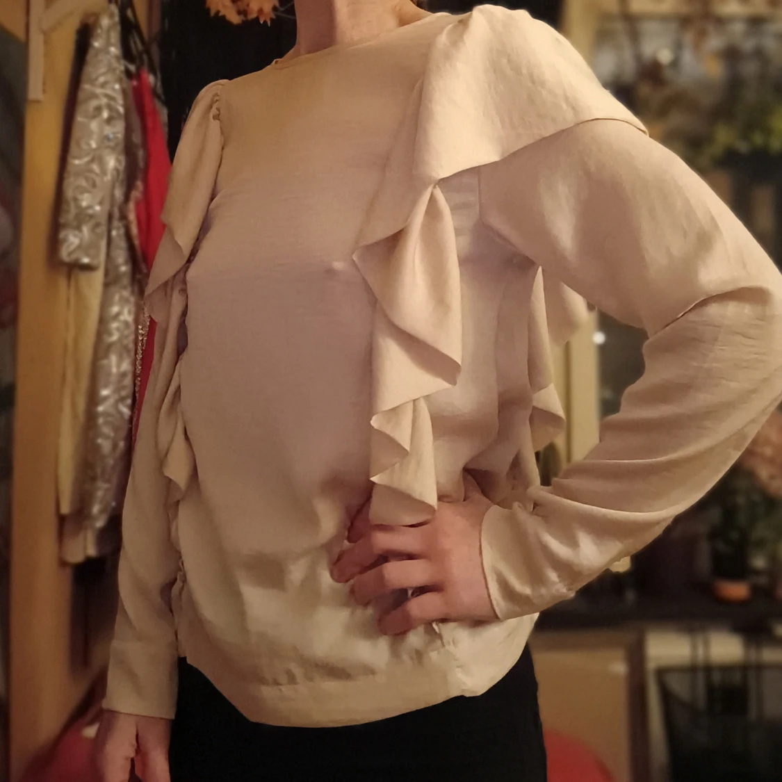 Beige klänning med volangdetaljer - 1