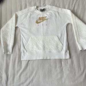 Nike AIR tröja  - Fin vit lite tjockare tröja från Nike med mönstrad ficka framtill och ärmar fram och bak. Fortfarande väldigt vit i storlek 146-156. Skriv för fler bilder 