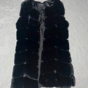 Väst - Säljer min svarta pälsväst. Använd men i bra skick. Mer bilder på den vid frågan om de.