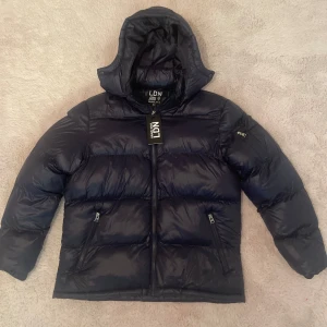 Mörkblå Jacka - Helt oanvänd jacka i storlek M som jag haft länge men aldrig använt. Prislapp sitter kvar. Perfekt nu inför vintern!