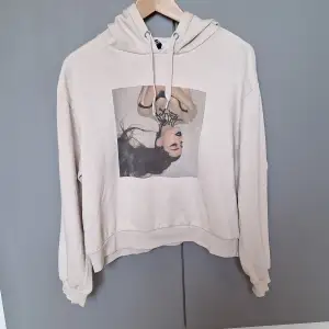 Cropped oversized Ariana Grande hoodie från HM. Är lite smånopprig men annars I bra skick. 