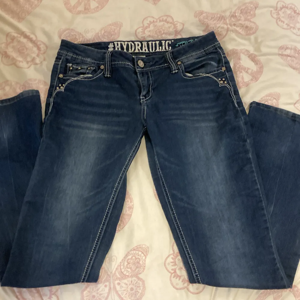 Detta är ett par y2k jeans från märket hydraulic. Använd ett par gånger men är fortfarande i bra skick. 🎀. Jeans & Byxor.