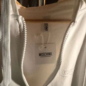 Moshino tröja  - Äkta moshino tröja jag köpte den för 3,3k o säljer den nu för 1,6k. Snabb pris går o diskutera, inga fläckt eller något och kvittot kommer med. Den är som ny köpte den p sommaren