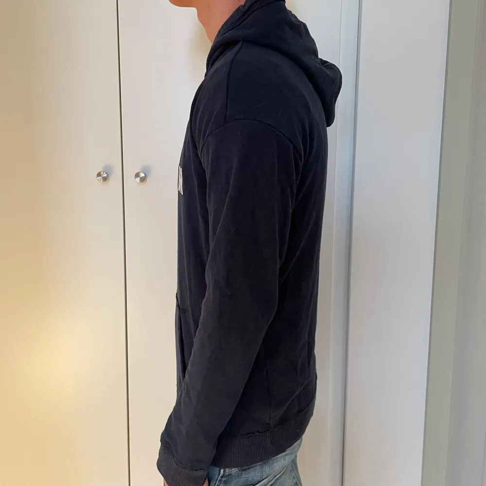 Hej! Vi säljer nu en häpnadsväckande snygg Hollister hoodie | Strl: M Skick: 8/10 | För Ytterligare frågor är det bara att skriva 🌴. Hoodies.