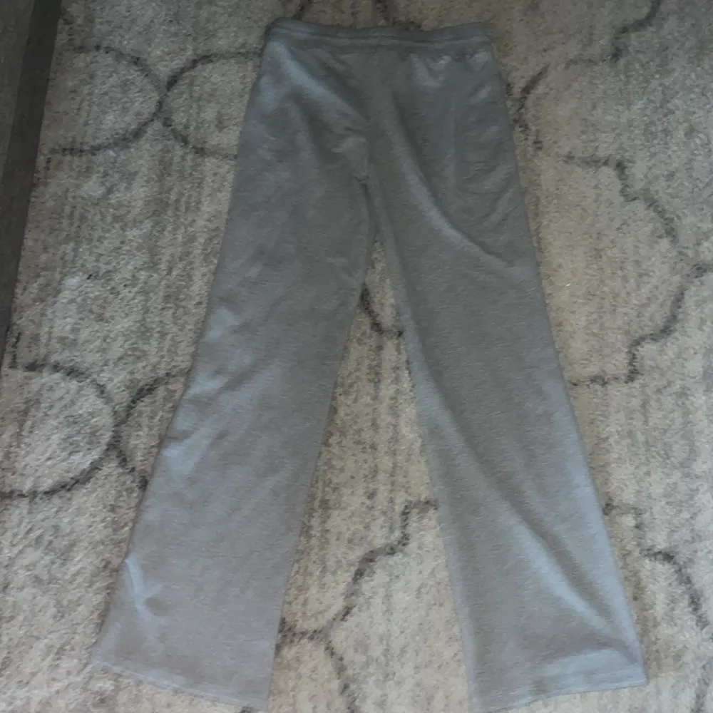 Ett par gråa mjukisbyxer är ganska tajt vid midjan och lite nopprig runt midjan, men dom funkar och är i ganska bra skick ordinarie pris är 150 men självet för 75 kr💗💗. Jeans & Byxor.