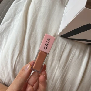 Caia läppglans - Caia läppglans, i färgen Beige Gloss. Endast prova den gång, så alltså helt ny nästan. Väldigt fin beige färg, säljer för tyckte inte den passa på mig❤️