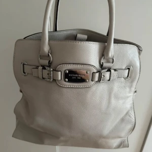 Ljusgrå Michael Kors väska - Oanvänd