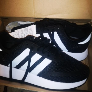 Adidas sneakers - Aldrig använda, köpta på jd sports