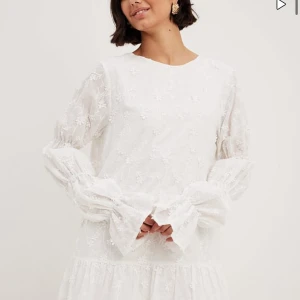 Vit klänning nakd - Super fin klänning till studenten från nakd!!💕💕💕Nästan helt oanvänd!