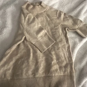 Stickad t shirt - Beige stickad T-shirt som är i storlek M men passar S också. Knappt använd. 