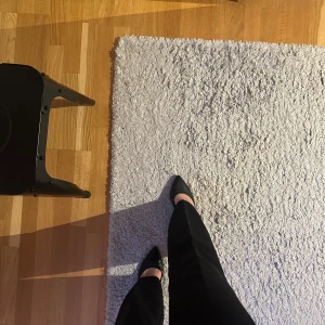 Spets klackar - Säljer dessa otroligt sköna och snygga spets/pumps klackarna ifrån DinSko. Skulle köpa nya men köpte helt fel storlek.  Storlek 38 & klackhöjd 7cm Kostar i butik: 450kr 