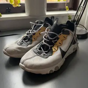 Nike React Element 55 Storlek 46 Köptes för några år sedan, använde de ett tag innan jag växte ur de. De är lite små i storleken, så om du vanligtvis använder 45 kanske de här passar dig perfekt 👍🏻 Inte jättemycket slitage, mestadels kanterna av sulor