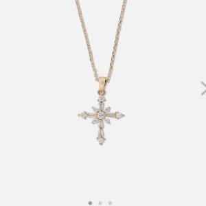 Korshalsband med kedja  -  Vacket guldpläterat halsband med kors. Korset är fyllt med vita gnistrande Kubisk Zirkonia.