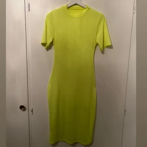 Neon grön klänning - Storlek S, skönt och luftigt material. 