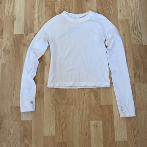 Gym tröja  - En elastisk gym tröja, luftig runt armarna och ryggen. Är i nytt skick och väldigt sött. :)
