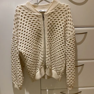 Jättesnygg Zara kofta!  - Säljer min supersnygga Zara kofta då den inte kommer till användning längre, väldigt bra skick, men lite fläckar på lappen som kan ses på bilden men annars inga defekter! Skriv om ni undrar något! 