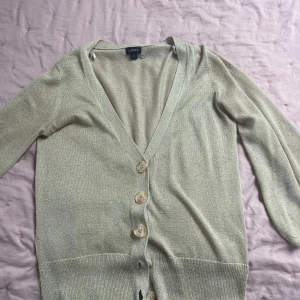 Gullig topp/kofta - Fin kofta med 3 kvartsärm, bra skick. Fin guldig färg 