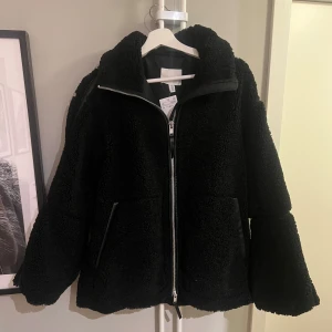 Svart teddyjacka - Säljer min svarta teddyjacka ifrån h&m 🐻💕Helt slutsåld på hemsidan. Denna är storlek M och aldrig använd! Den är köpt i spanien, men köpte två storlekar och behöll den andra. Därför säljer jag nu denna!😇Den är så gosig. Bara testad💕
