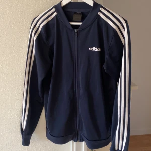 Adidas kofta  - Den är i bra skick! Hör av er vid frågor:)