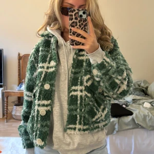 Teddyjacka  - Rutig teddy jacka från Zara.💚🤍