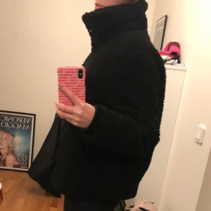 Teddyjacka H&M - Så fin svart Teddy från H&M. Sista bilden visar muddarna längst ner på armen så man håller sig varm 🩷