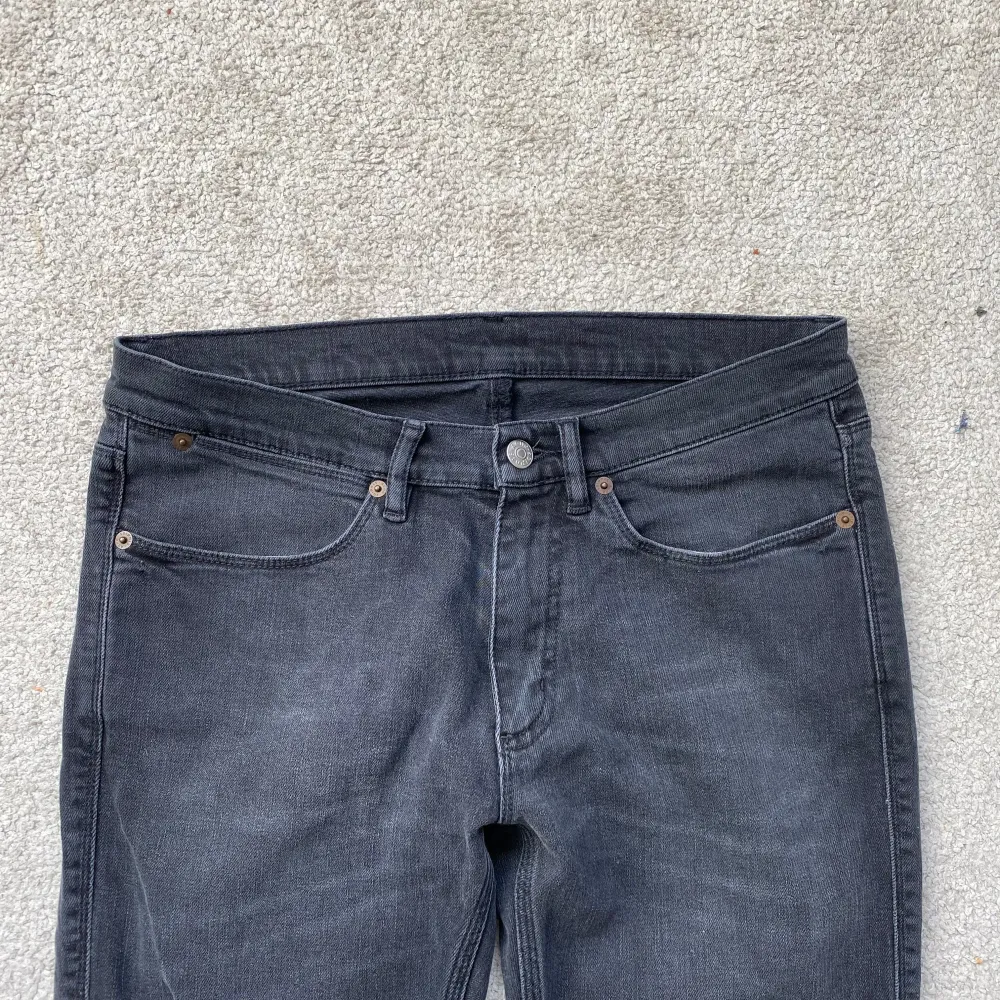 Säljer ett par Acne Studios ”Max” Jeans. | Slim fit | Size: 30/34, passar om du är runt 185cm | Skick: 9/10. | Pris: 699kr. | Skriv vid intresse!. Jeans & Byxor.