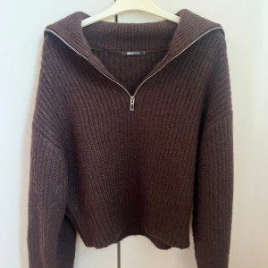 Cardigan från Gina  - Superfin cardigan från Gina tricot strl M men passar mindre också ganska kort modell. Använd fåtal gånger 