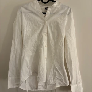 Skjorta med öppen rygg - Älskar, men kommer ej till användning då den blivit för liten! Storlek s