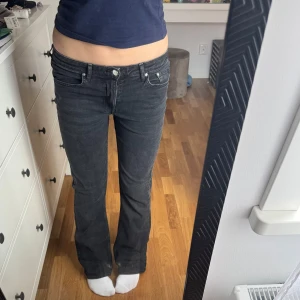Bootcut jeans - Svarta boltcut jeans. Passar storlek S.