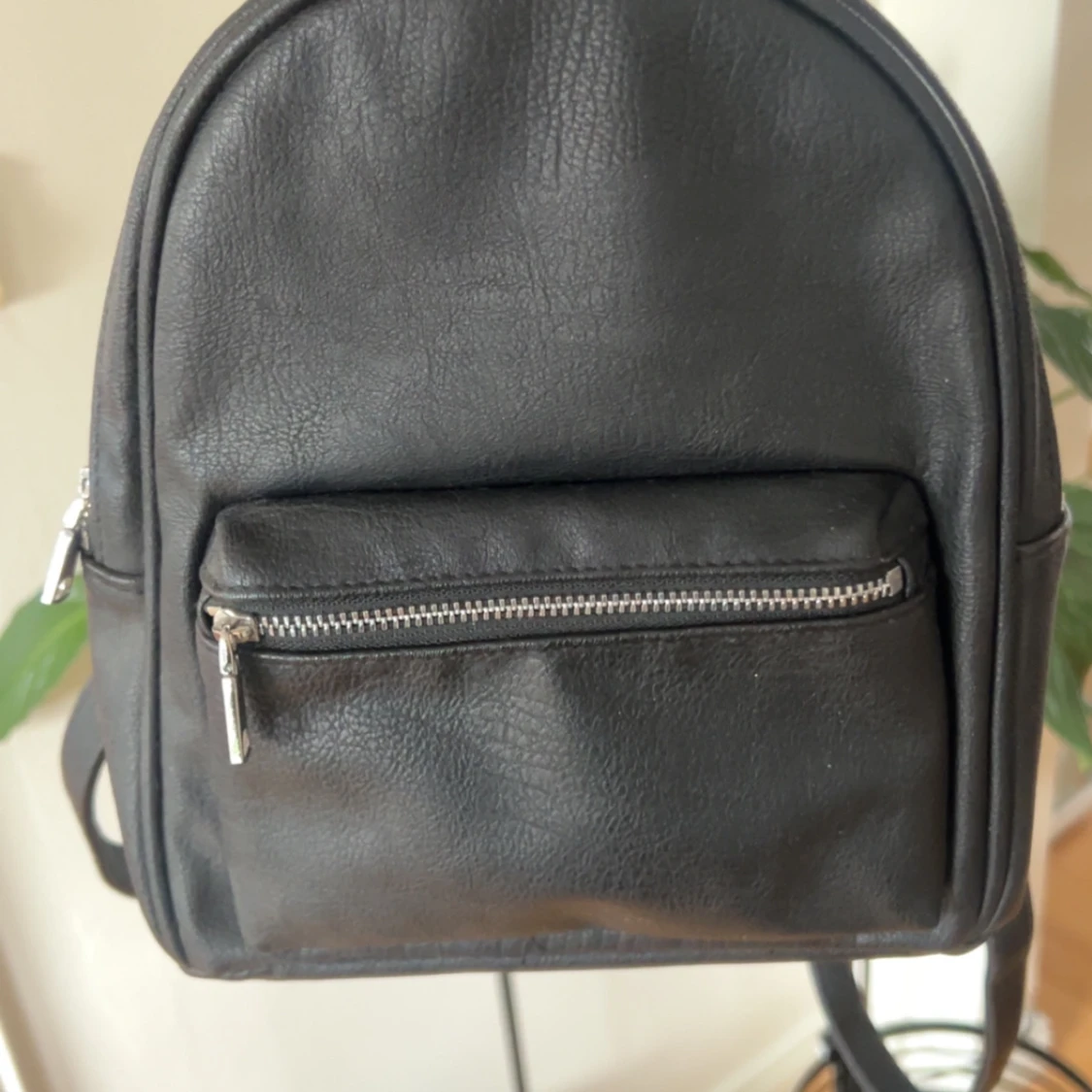 Svart miniryggsäck med dragkedja