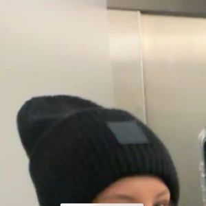 acne mössa  - säljer min acne mössa. Skriv om ni vill ha fler bilder