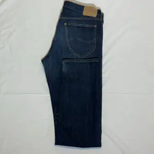 Lee jeans i nyskick. Finns ett märke därav det billiga priset. Syns knappt när man har på sig dem. Storleken är W33,L34, färgen är Navy och modellen är Daren Zip Fly. Vid frågor är det bara att höra av dig svarar oftast inom en timma//OwnStyle