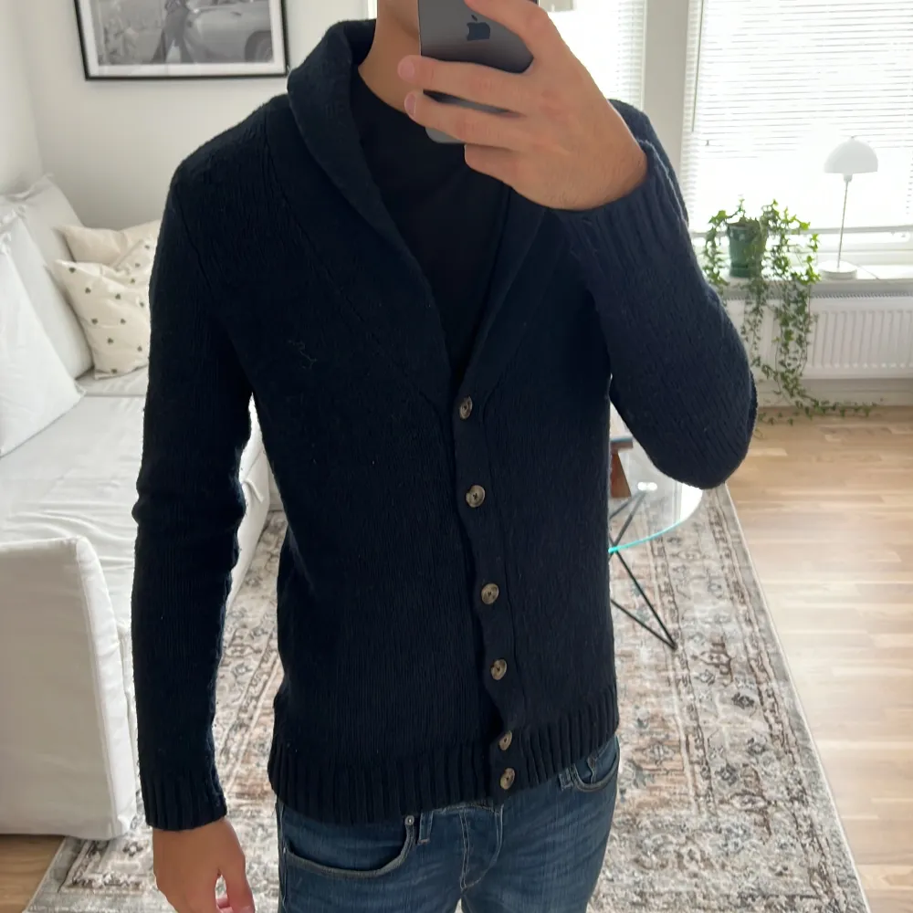 Tjena! Säljer en Hilfiger stickad cardigan i topp skick! Den är stickad, varm och gosig till hösten och vintern! Priset går såklart att diskuteras🙌. Stickat.