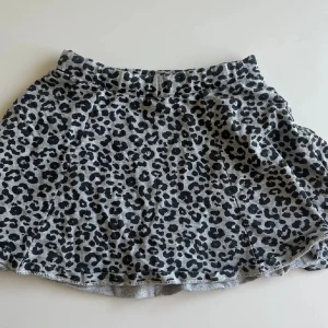 Grå leopardmönstrad kjol - Säljer en superfin grå leopardmönstrad kjol i storlek XS. 🐆✨