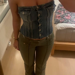 Jeans topp  - Jeans topp från zara i nyskick💕storlek s men skulle säga att den även passar m, resår i bak och knappar i fram i en mellanblå färg!