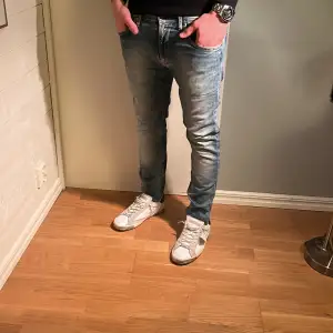 Replay Jeans | skick 9/10 | Storlek 32/32 | Pris - 499kr | Modellen är ca 177cm lång | Fraktar via PostNord eller Instabox på köparens bekostnad | Hör av dig vid minsta fråga eller fundering!!