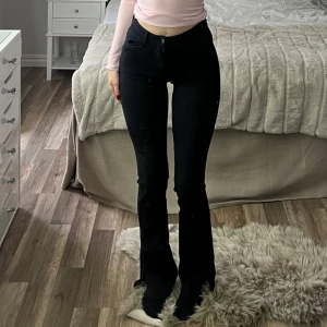Svarta jeans med slits - Svarta Molly high waist i färgen svart  Märke: Ginatricot  Modell/storlek: Molly, S Skick: Bra skick, inga lösa trådar eller slitage 